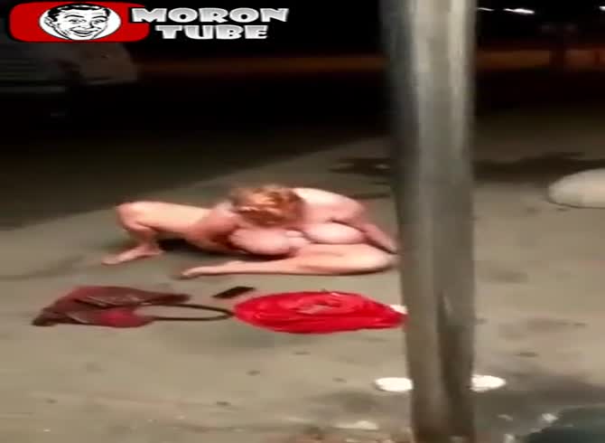 Video :She engages in street masturbation!